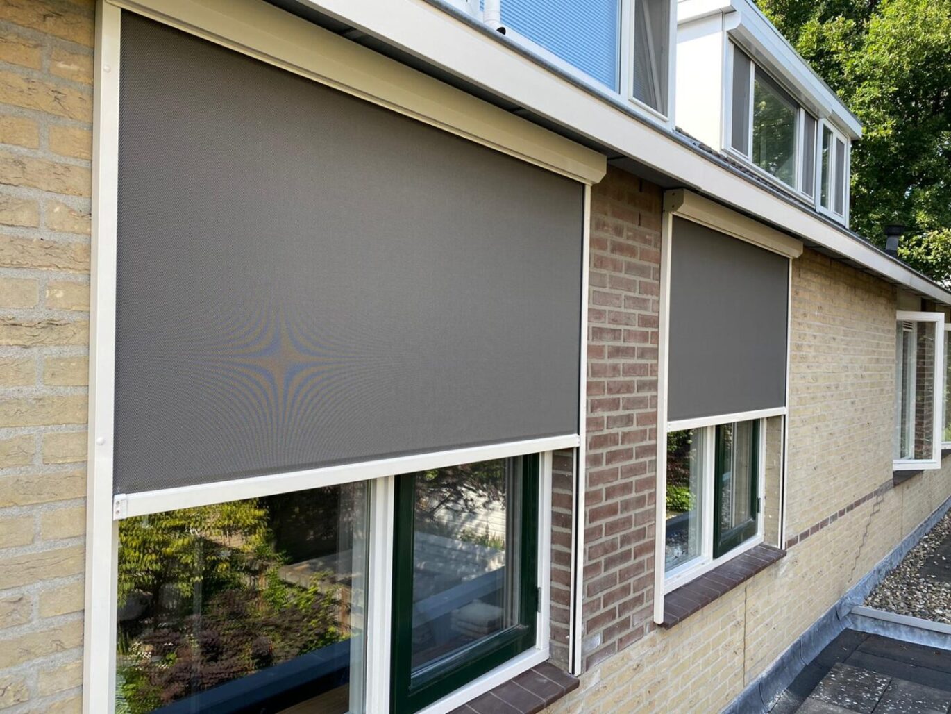 Ritsscreen aan de voorkant van een woning