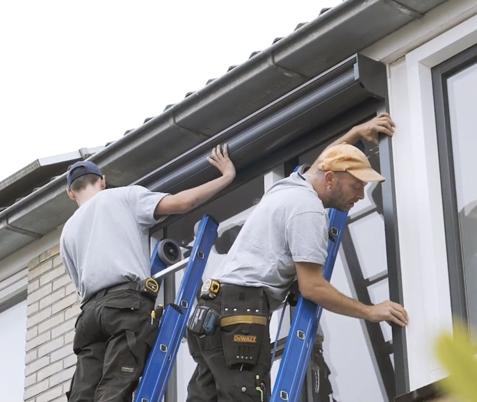 Solar screen wat wordt gemonteerd