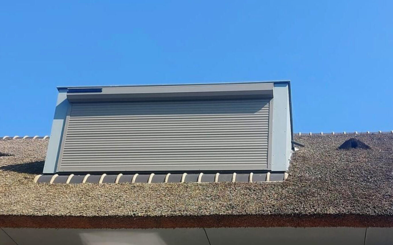 solar rolluik aan een dakkapel in het grijs