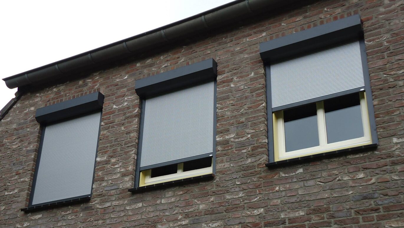 Byzon Jaloezie Rolluiken gemonteerd